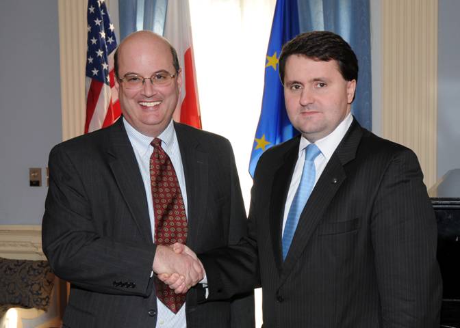 Astrue and Kupieski shaking hands