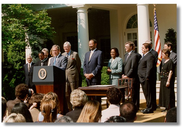 President presents members of Commission