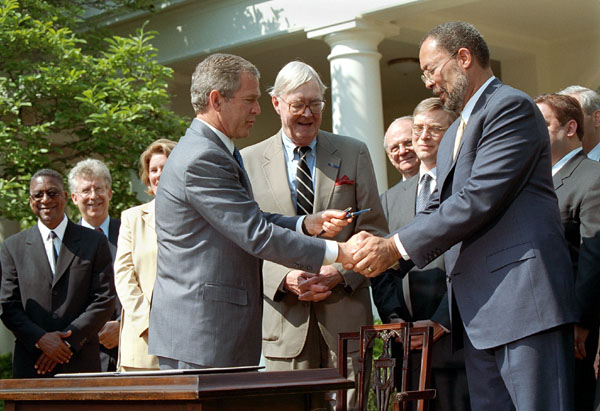 President presents signing pen to Parsons